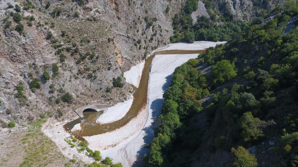 Είσοδος "μπαζωμένης" σήραγγας Κουμπουργιανίτη προς Αχελώο